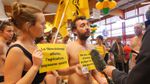 Colère des agriculteurs : en slip et à moitié nus, les militants de la Confédération Paysanne du Lot investissent un supermarché