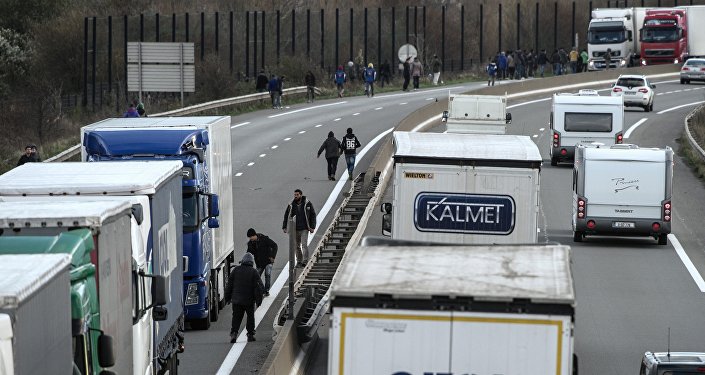 Les migrants de Calais essayent de bloquer la route