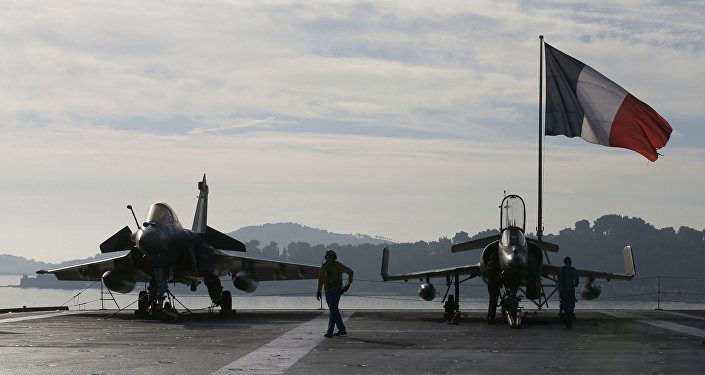 Le drapeau français sur le chasseur Rafale