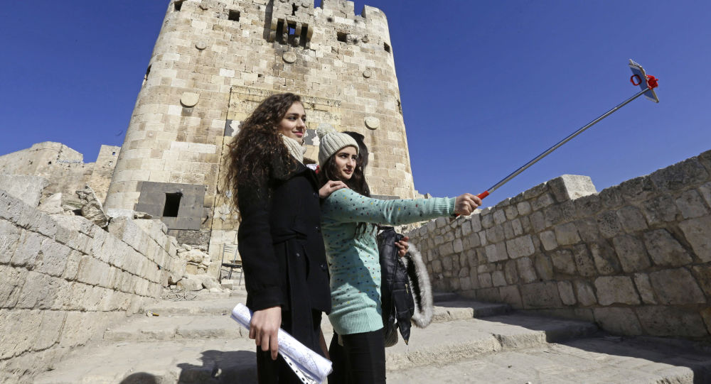 Les Syriennes prennent une photo à Alep