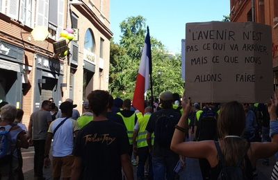 En été et sous la pluie «l'acte XL» rassemble seulement quelques centaines de Gilets jaunes