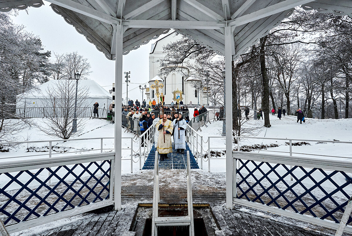 Procession et rituel de consécration de l'eau durant la Théophanie dans la région de Leningrad